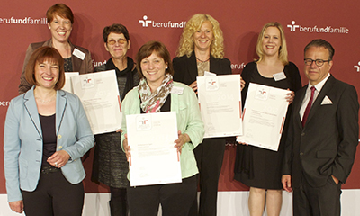 Caren Marks, Parlamentarische Staatssekretärin bei der Bundesministerin für Familie, Senioren, Frauen und Jugend (links vorn), die das Zertifikat überreichte, die Gleichstellungbeauftragte der TU Braunschweig, Dr. Sandra Augustin (2. v.r.) und Dr. h. c. Frank-J. Weise, Vorsitzender des Vorstands, Gemeinnützige Hertie-Stiftung (rechts) sowie die Vertreterinnen der Hochschule Bochum, Hochschule Bonn-Rhein-Sieg, Hochschule RheinMain – University of Applied Sciences – Wiesbaden Rüsselsheim und die Hochschule Esslingen
