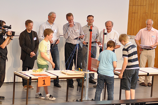 Die Maschinen werden vor einer Jury aus Vertretern von Wissenschaft und Wirtschaft vorgeführt.
