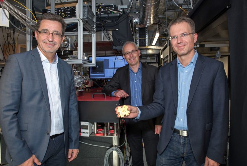 Die drei Sprecher des Quantenbündnisses in einem Forschungslabor, in dem Quantencomputer realisiert werden sollen.