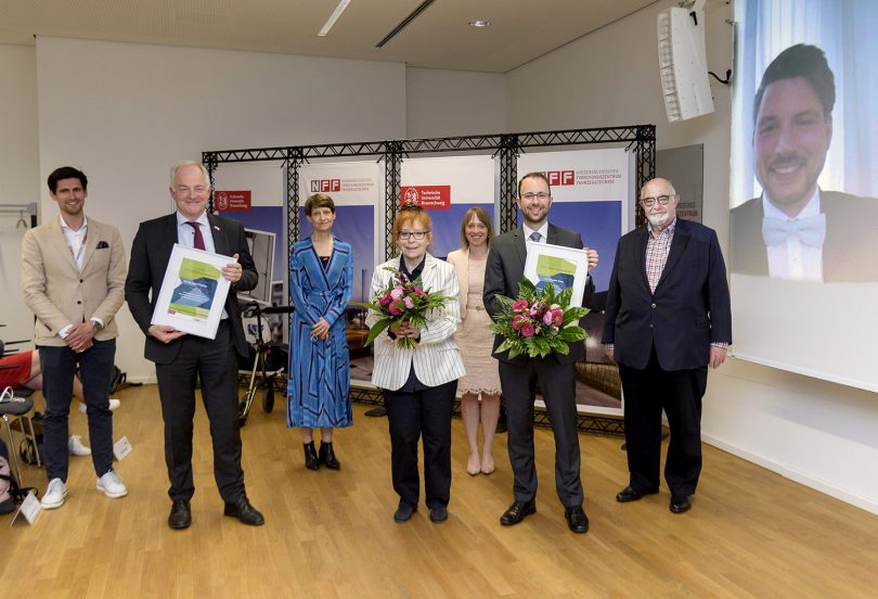 (von links) Dr.-Ing. Adrian Sonka (Geschäftsführer NFF), Prof. Dr.-Ing. Arno Kwade (Laudator und Doktorvater von Dr. Linus Froböse, Institut für Partikeltechnik), TU-Präsidentin Prof. Dr. Angela Ittel, Ulrike Hanshold-Kunerth (Stifterin Doktorandenpreis), Dr. Kerstin Schmidt (Laudatorin in Vertretung von Prof. Spengler, akademische Rätin am Institut für Automobilwirtschaft und industrielle Produktion), Dr. Christian Thies (Preisträger), Dr.-Ing. Volker Hanshold (Stifter Doktorandenpreis) und auf der Leinwand Dr.-Ing. Linus Froböse (Preisträger). Bildnachweis: Isabell Massel/NFF